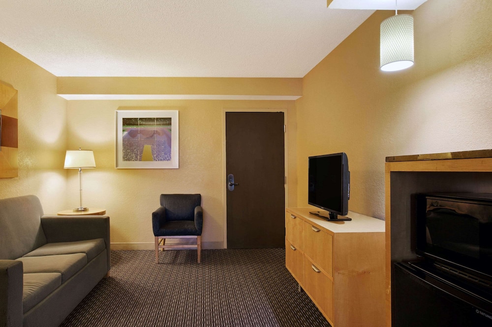 Suite, 1 Bedroom, Non Smoking (2 Full Beds) - Photo 7