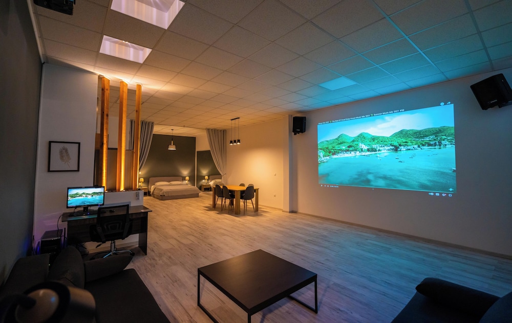 Superior Studio, Garden View