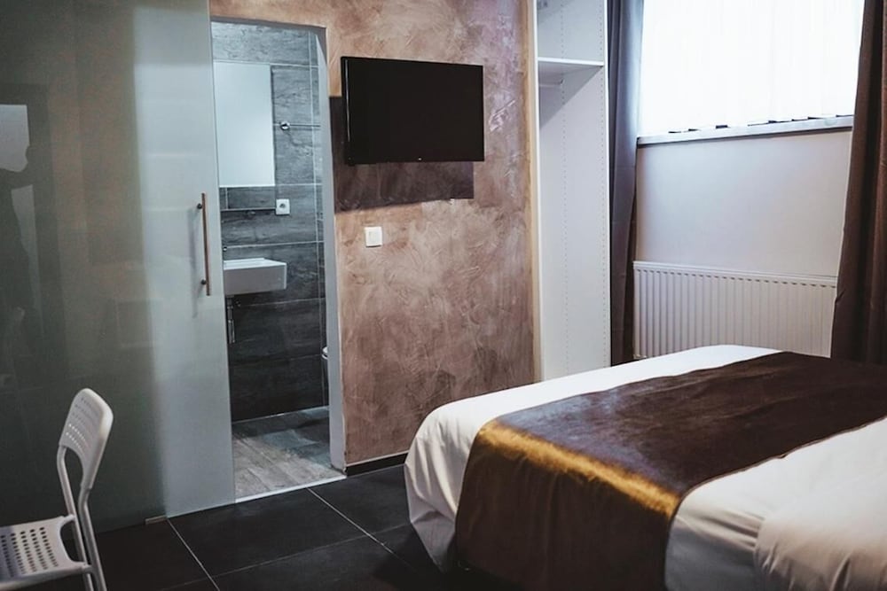 Standard Double Room - Photo 17