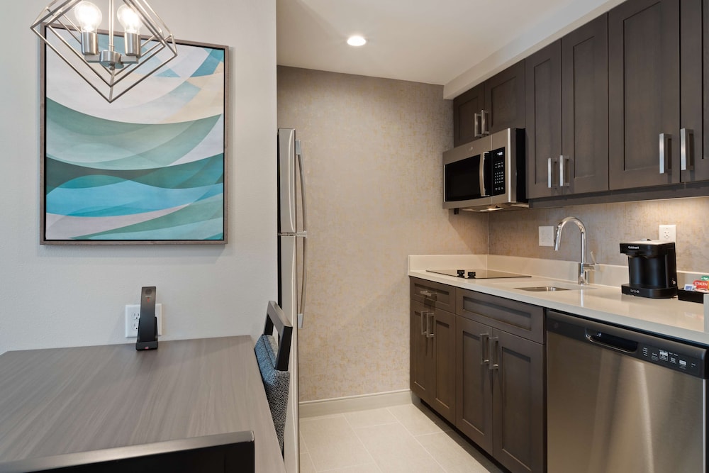 Suite, 1 Bedroom - Photo 5