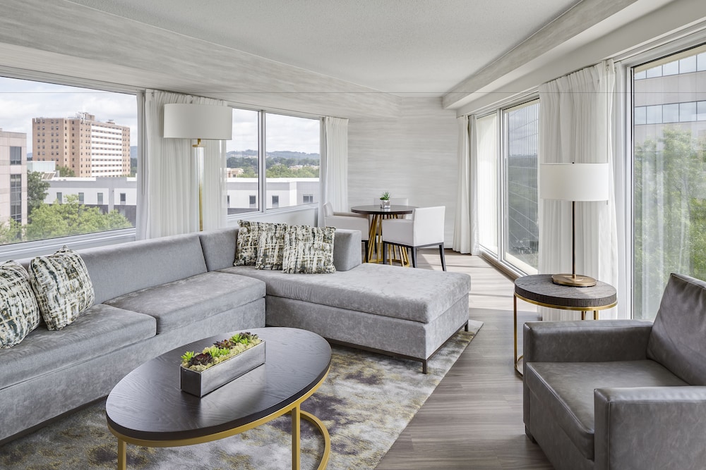 Panoramic Suite, 1 King Bed - Photo 1
