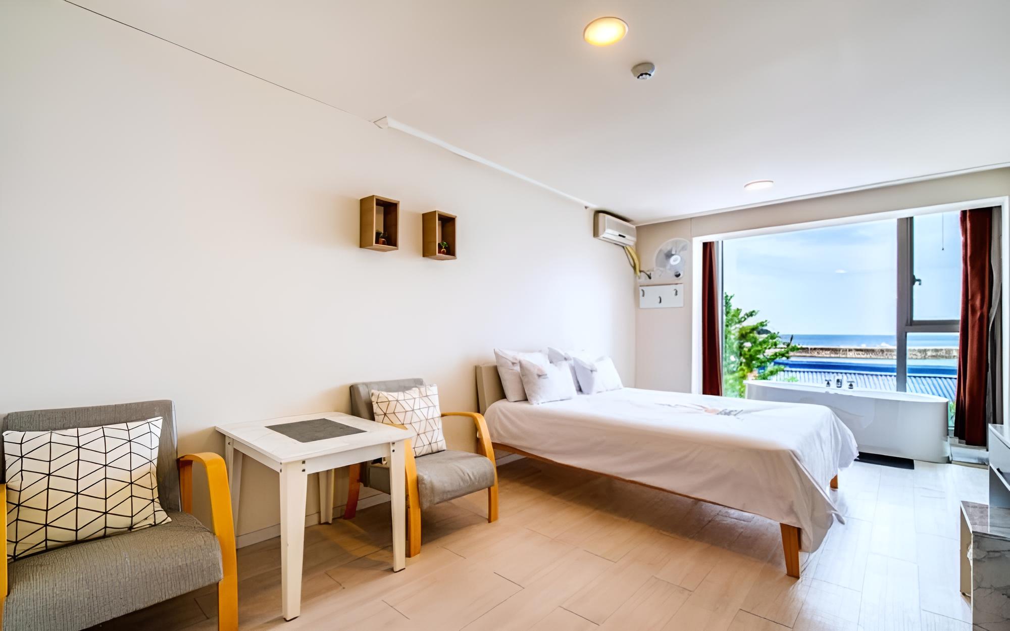 Room (201 Spa ocean view (Netflix bath salt) photo 2