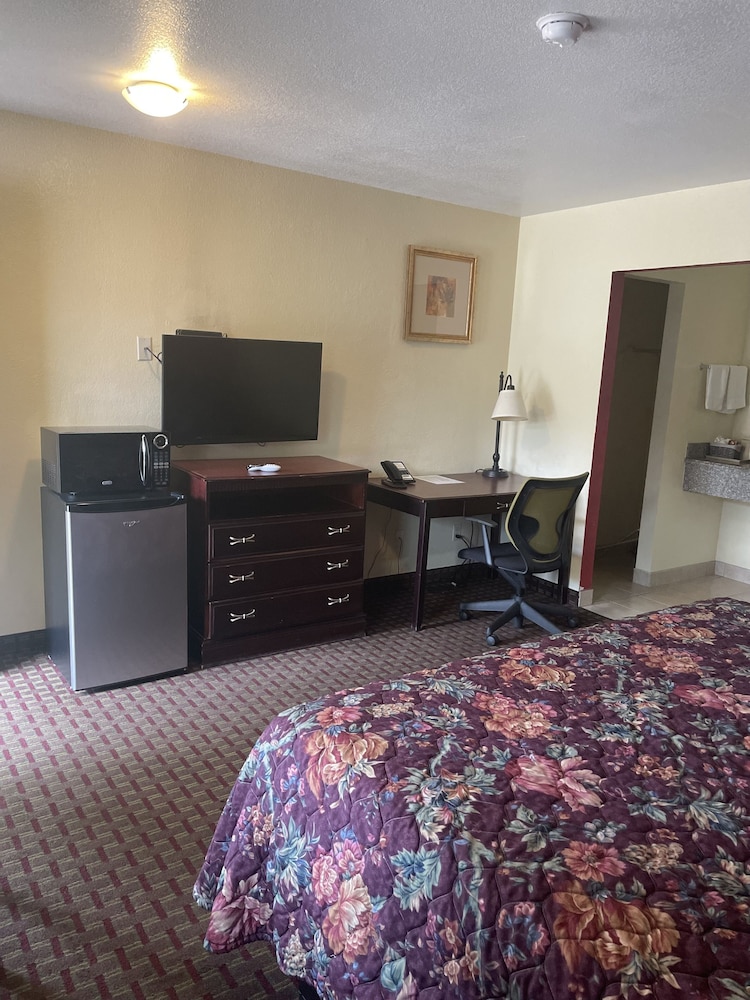 Standard Single Room, 1 King Bed, Non Smoking photo 2