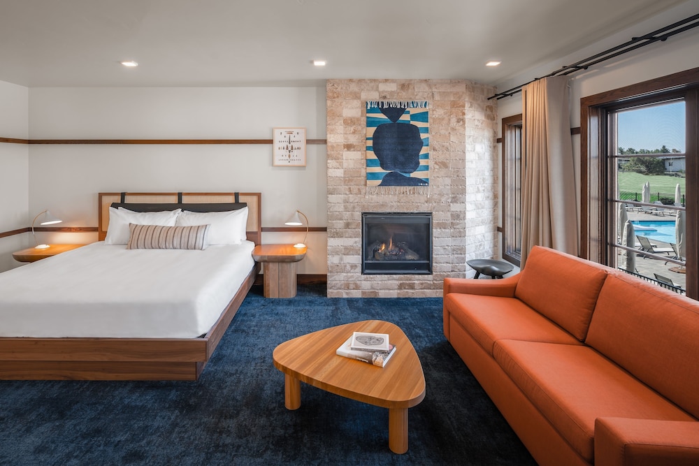 Deluxe Room, 1 King Bed, Resort View photo 2