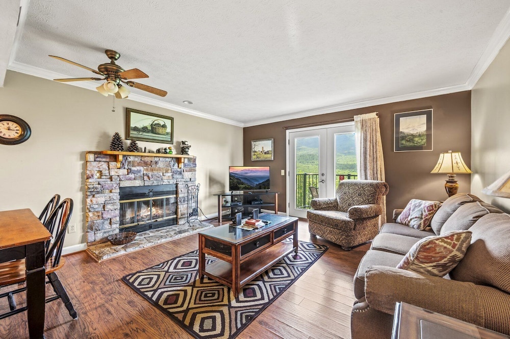 Pinewood Escape | Sleeps 6 Full Kitchen Indoor Pool Mountains Views photo 1