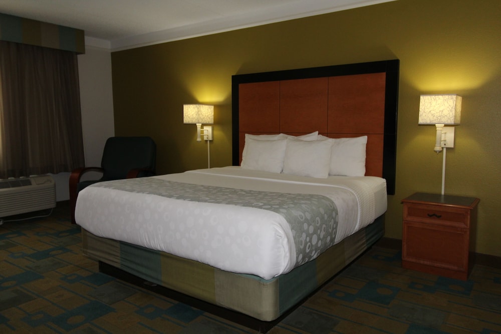 Room, 1 King Bed, Non Smoking - Photo 3