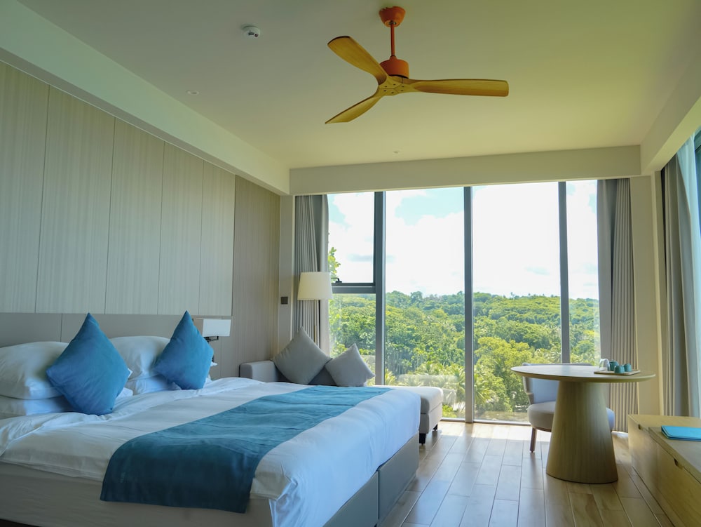 Deluxe Ocean Corner Room - Photo 2