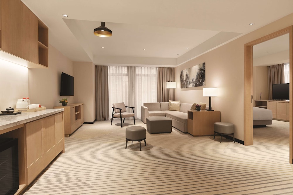 Suite King Bed-with sofa bed photo 1