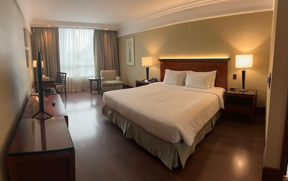 Executive Room, 1 King Bed, Hot Tub, Corner photo 2