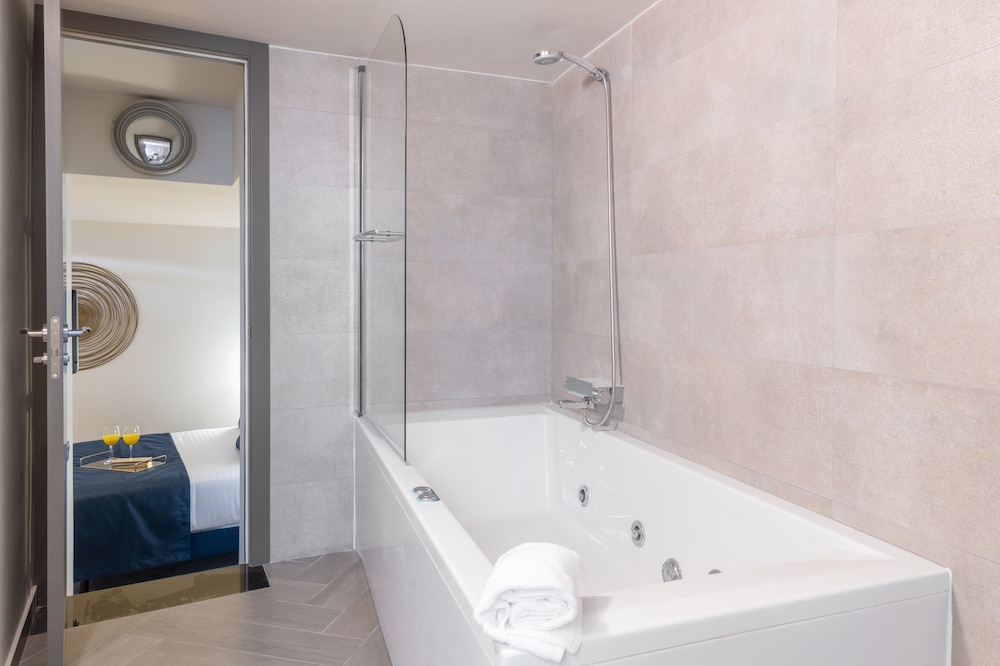 Deluxe Studio, Jetted Tub photo 3