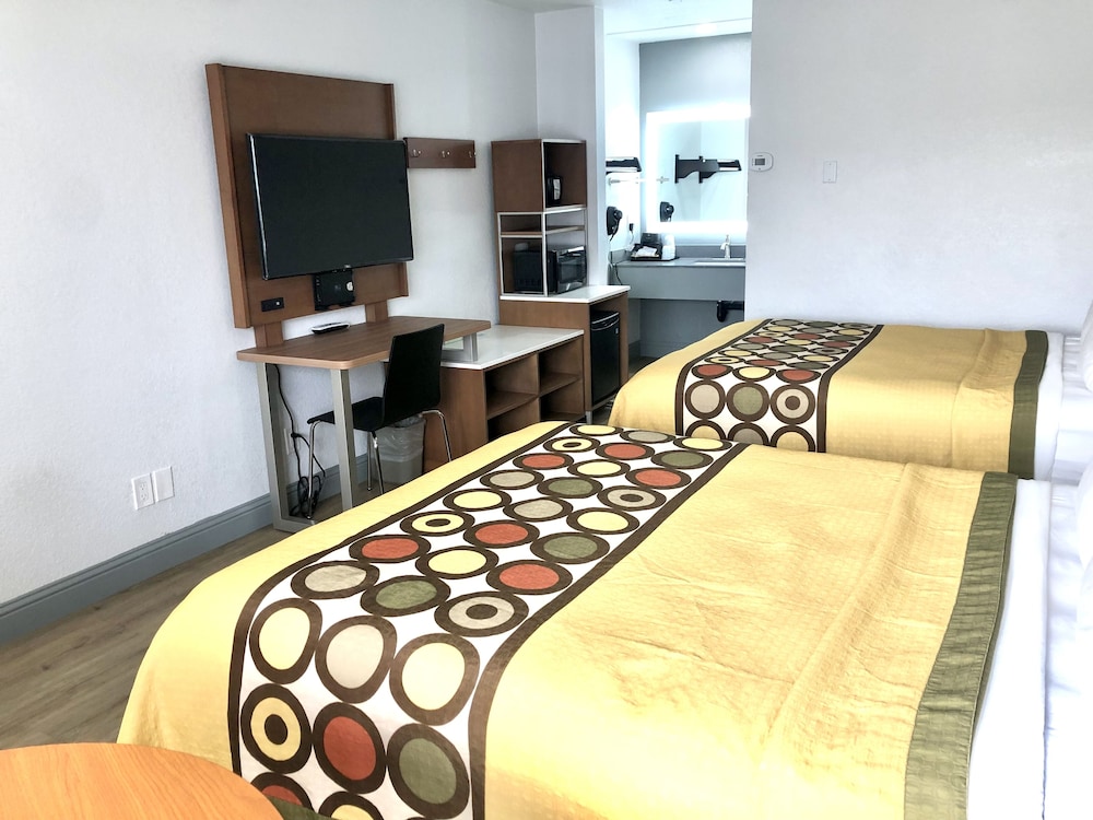 Room, Multiple Beds, Non Smoking - Photo 11