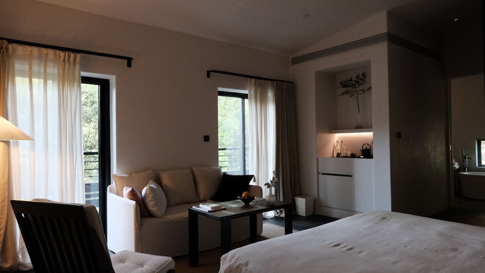 Basic Double Room, Balcony, Mountain View