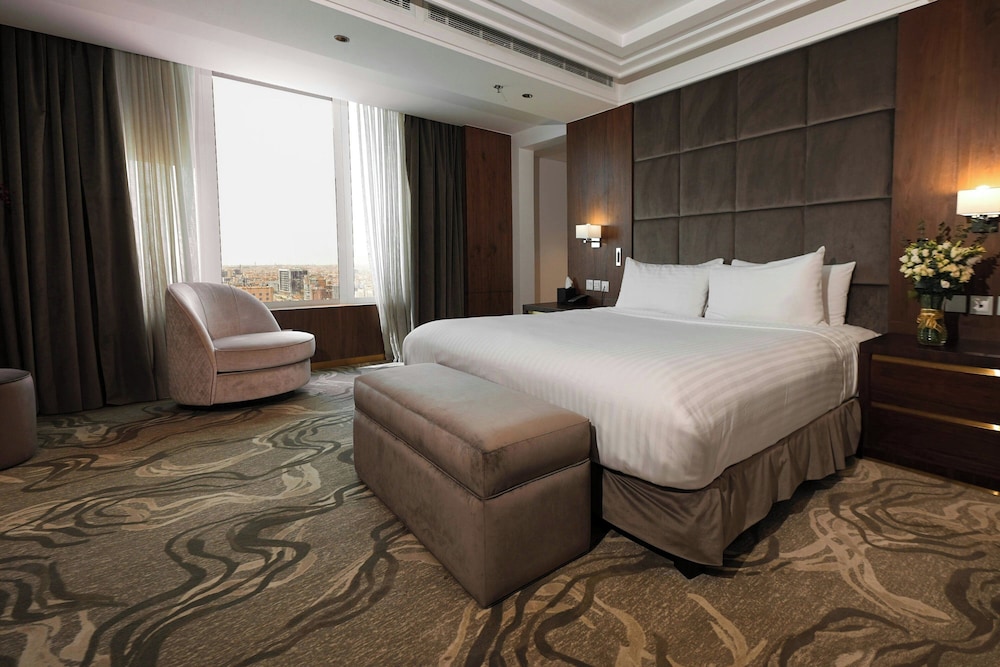 Suite, 1 King Bed - Photo 2