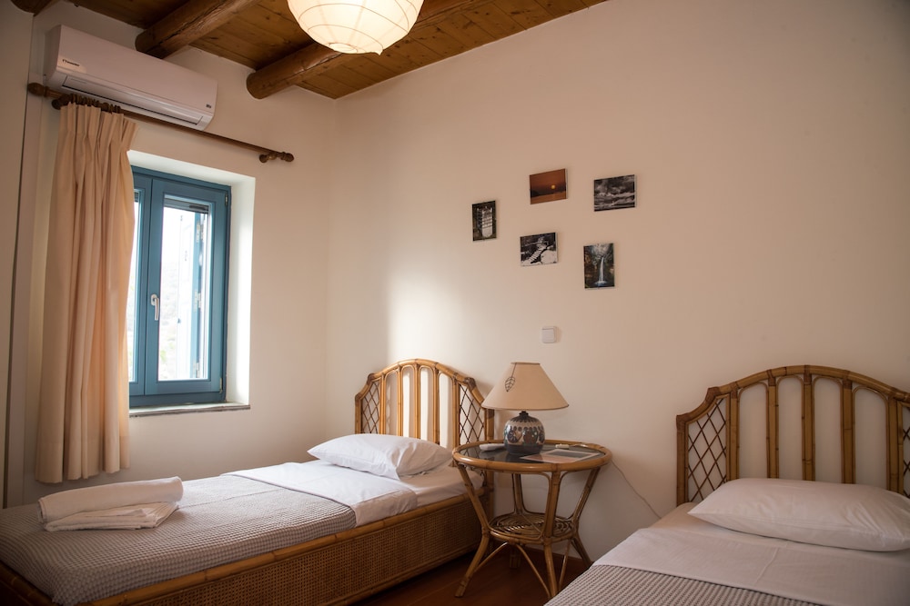 House (B) photo 1