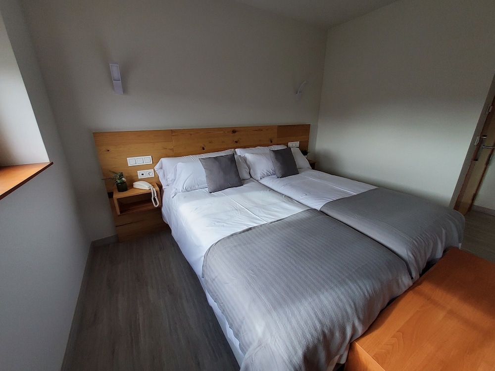 Standard Twin Room - Photo 3