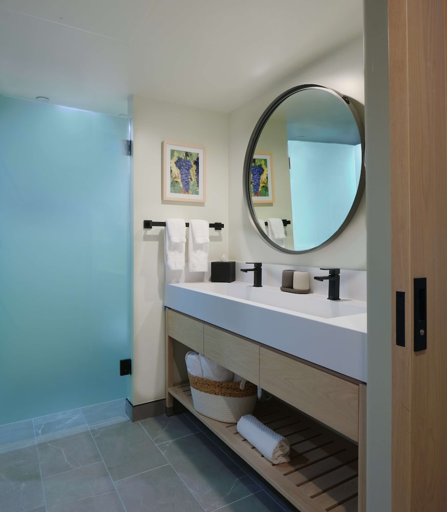 Luxury Room, 1 King Bed, Accessible (Hearing) - Photo 10