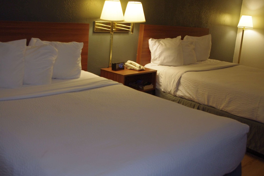 Standard Room, 2 Queen Beds, Non Smoking - Photo 1