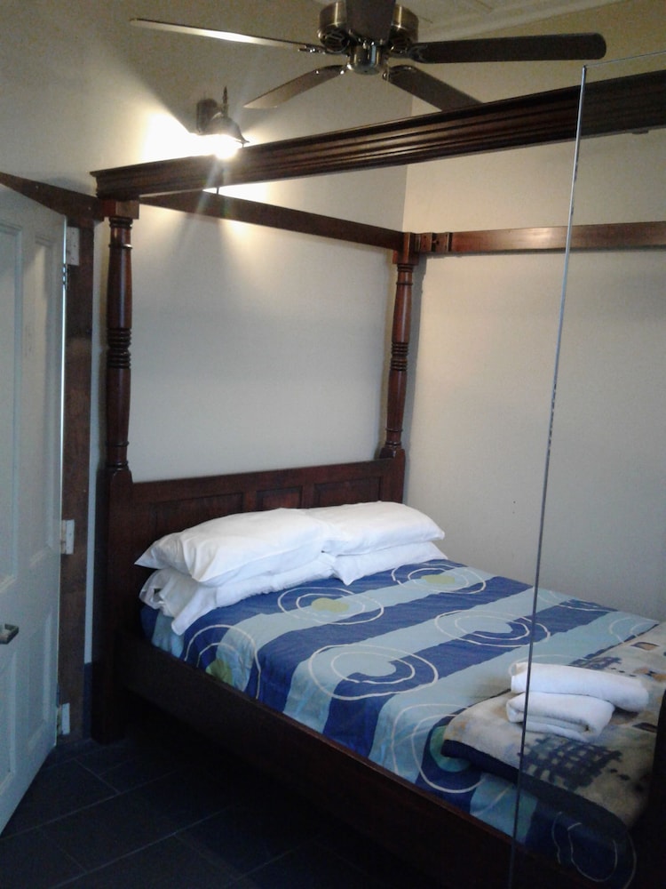 Queen Room Accessible