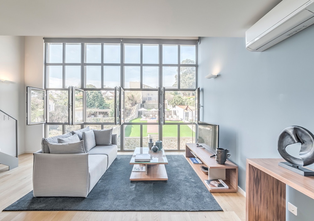 Deluxe Loft, 1 Queen Bed, Pool Access, Garden View (Duplex)