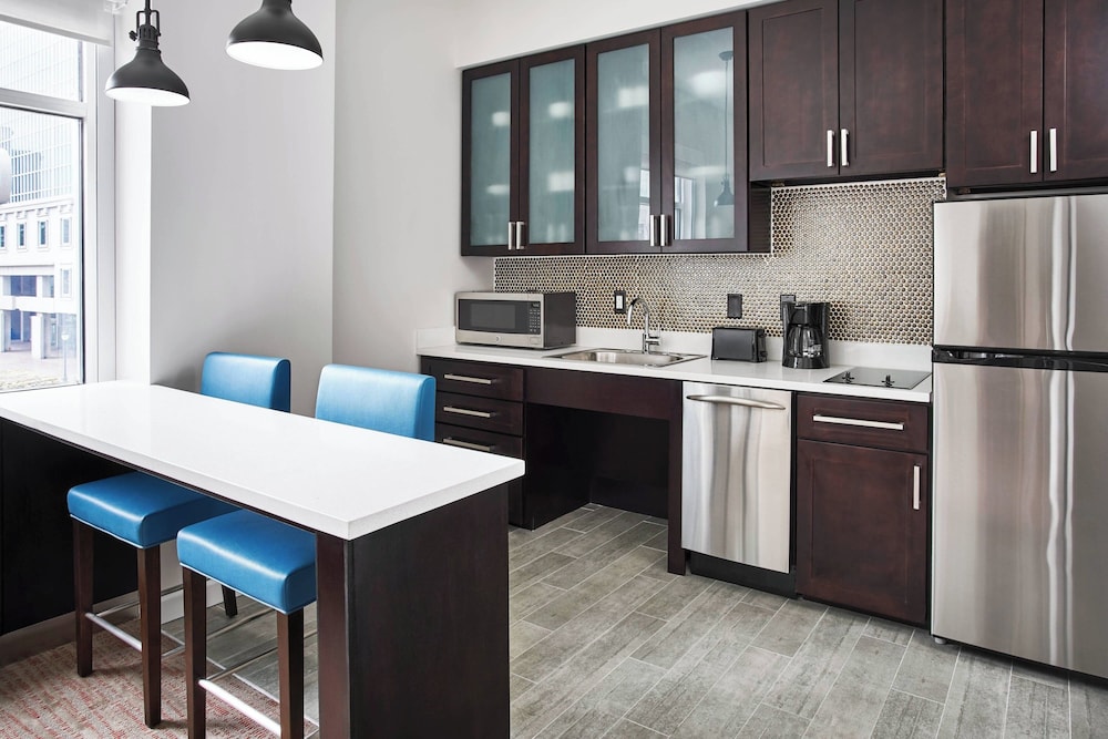 Suite, 1 Bedroom (Mobility/Hearing Access, Roll-In Shwr) photo 3