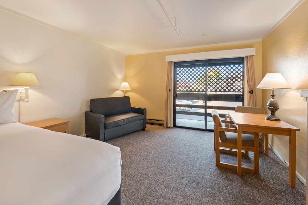 1 King Bed w/ Balcony (No View) (Upstairs) photo 2