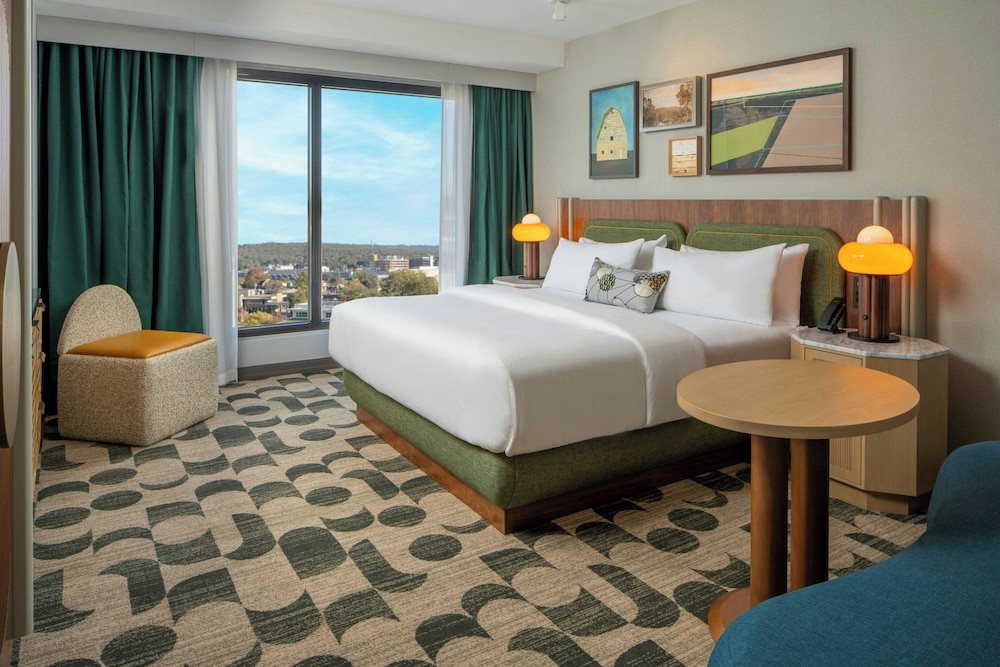 Deluxe Room, 1 King Bed, City View