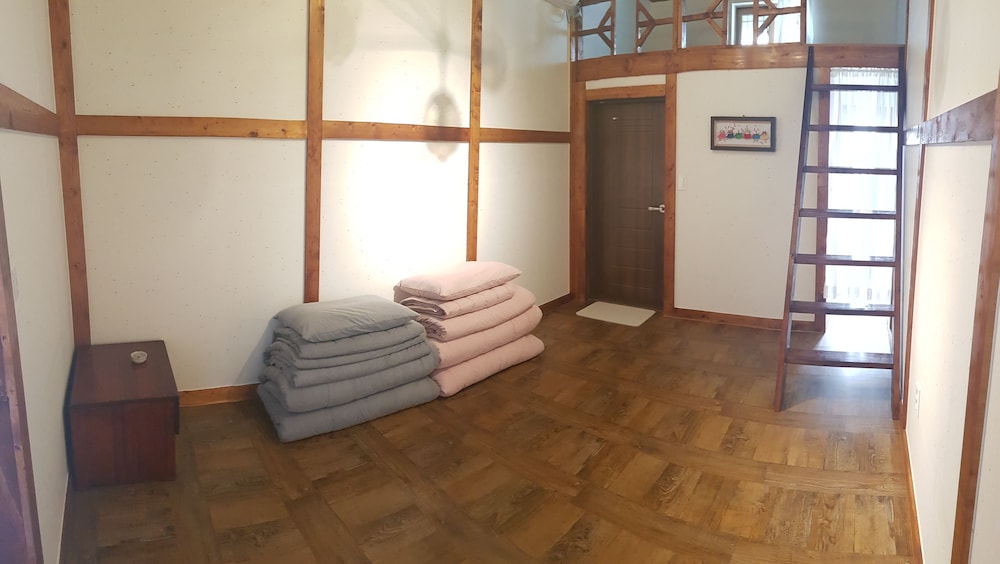 Room (# 3) photo 1