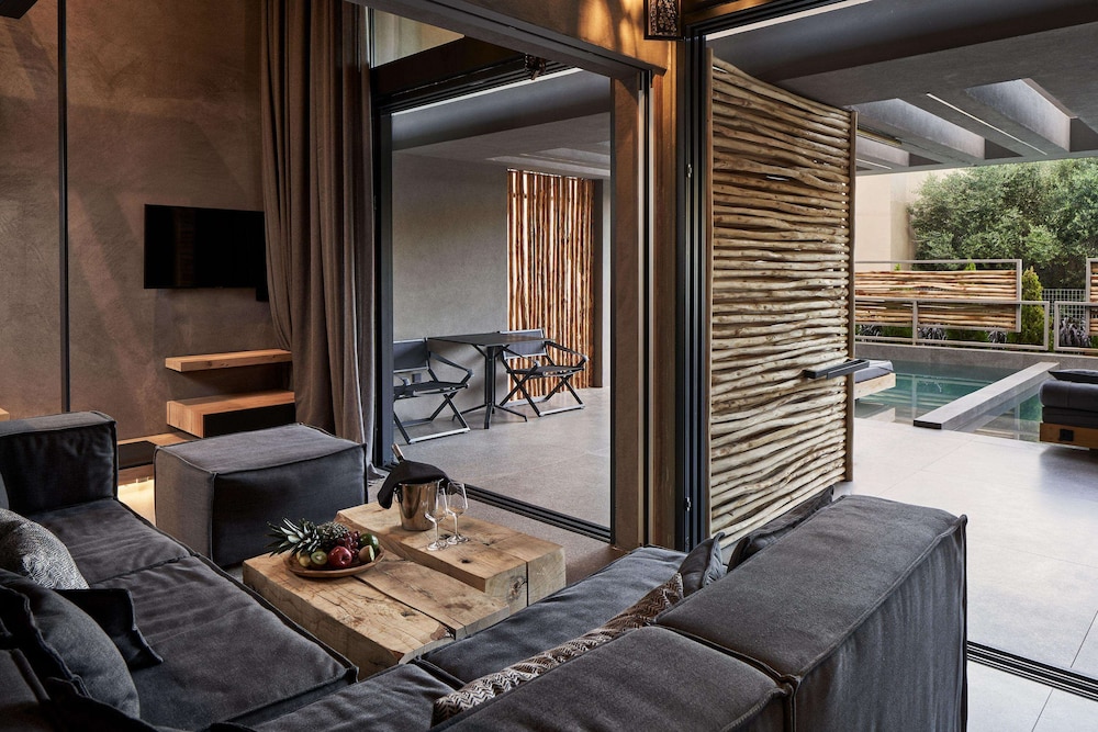 Signature Suite with Two Pools