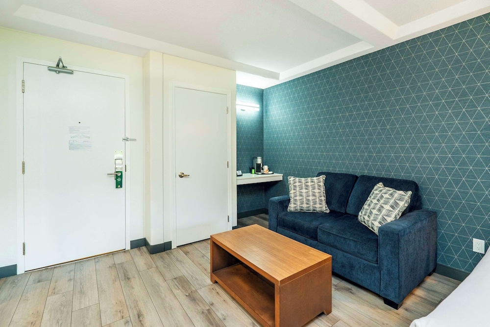 Room, 2 Queen Beds, Non Smoking photo 3