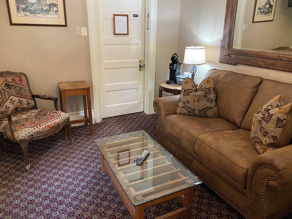Deluxe Suite, 1 King Bed, Mountain View photo 2