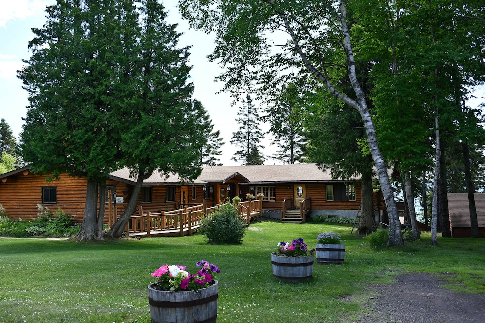 Traditional Room, 1 Queen Bed, Kitchenette, Lake View (Motel unit Not Pet Friendly) photo 3