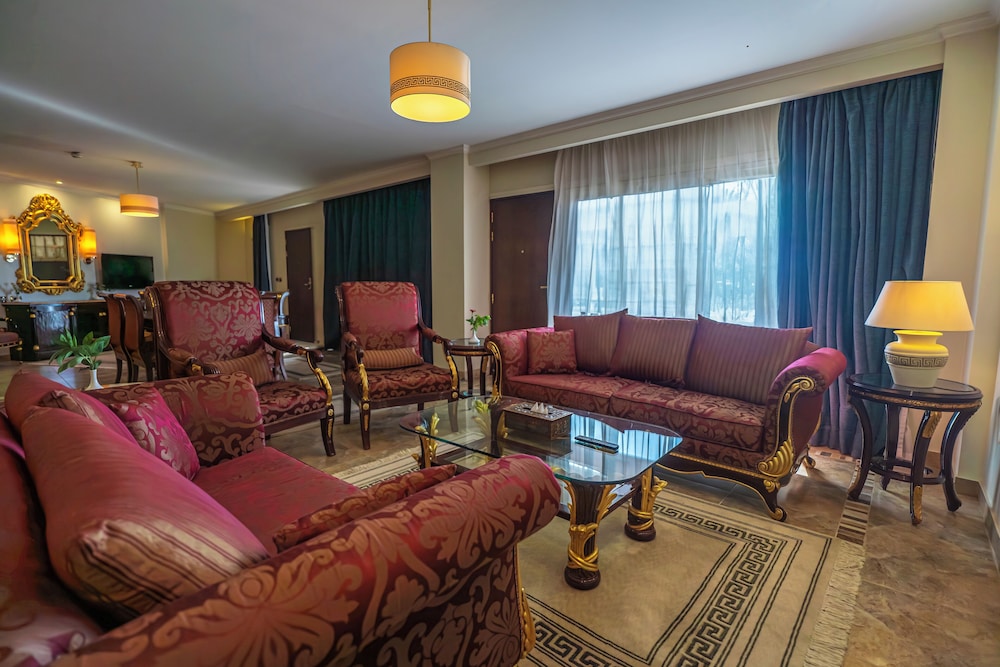 Royal Suite, 1 King Bed - Photo 3