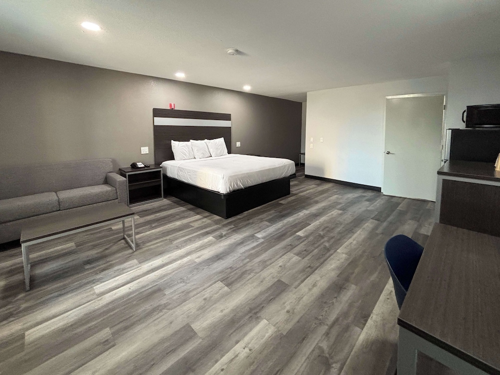 Deluxe Room, 1 King Bed, Smoking - Photo 1