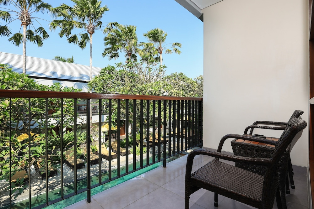 Deluxe Room, Pool View thumbnail 5