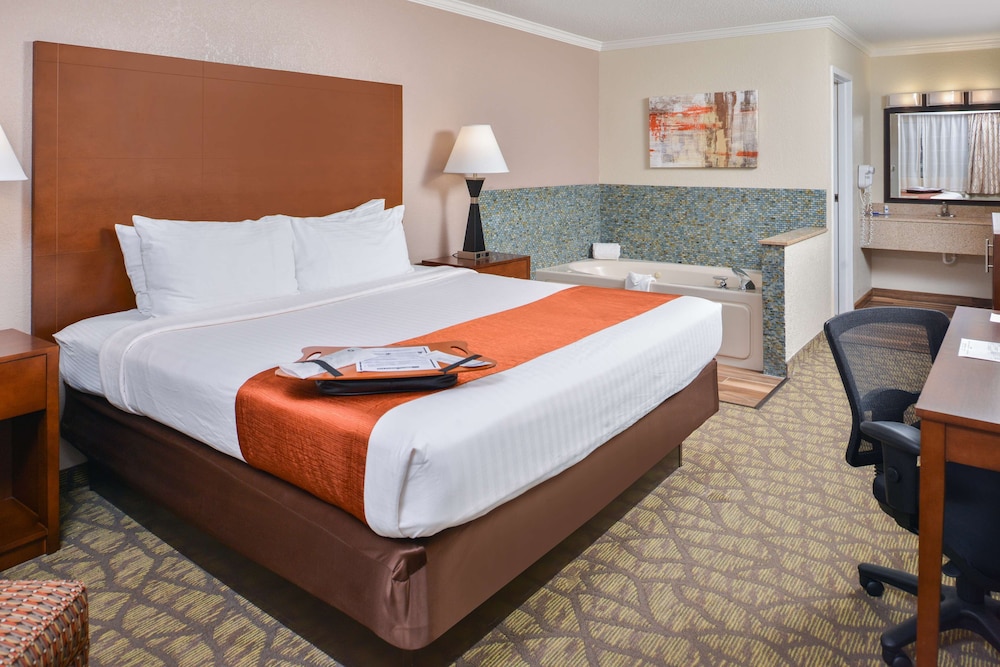 Standard Room, 1 King Bed, Non Smoking, Hot Tub - Photo 2
