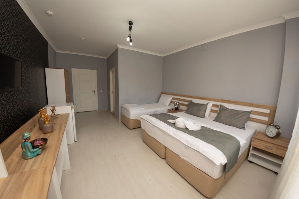 Economy Triple Room photo 3