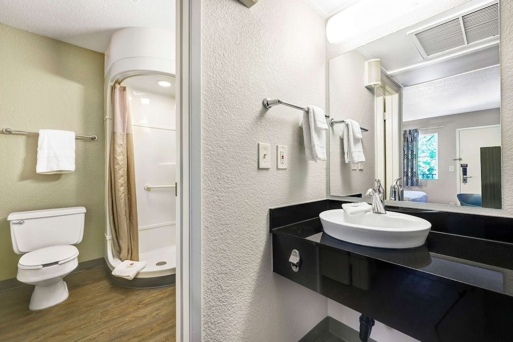 Premium Room, 1 Queen Bed, Non Smoking, Refrigerator & Microwave photo 2
