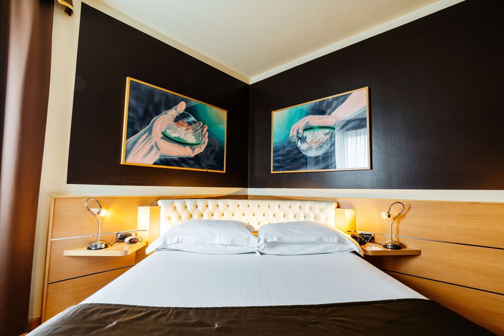 Suite, 2 Bedrooms, Jetted Tub - Photo 2