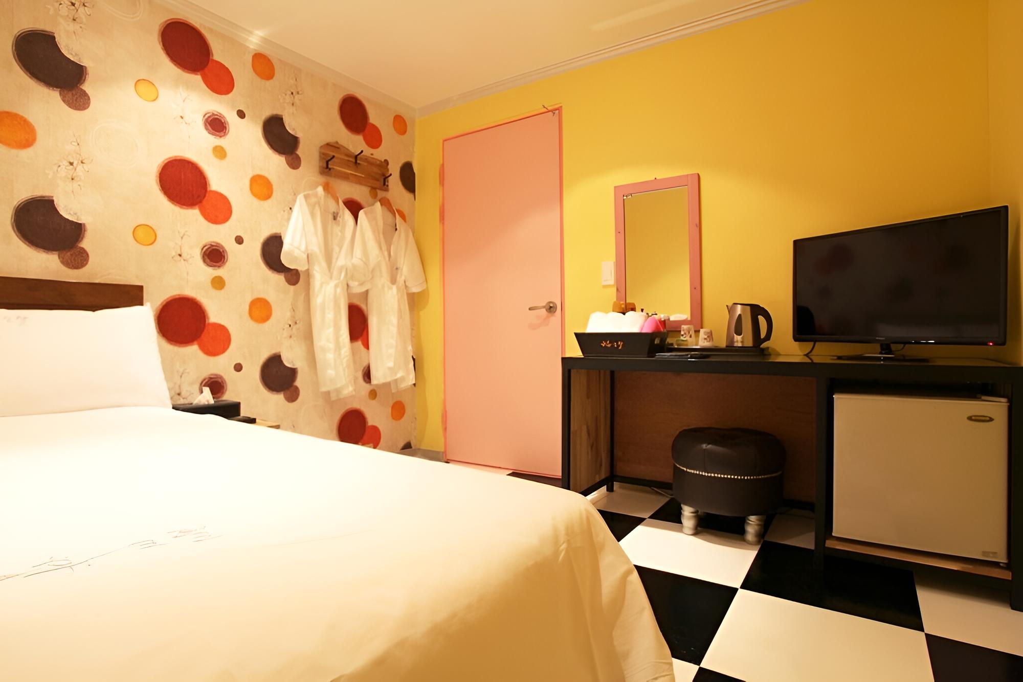 Room (Special (Netflix Disney+ [Can be watc)