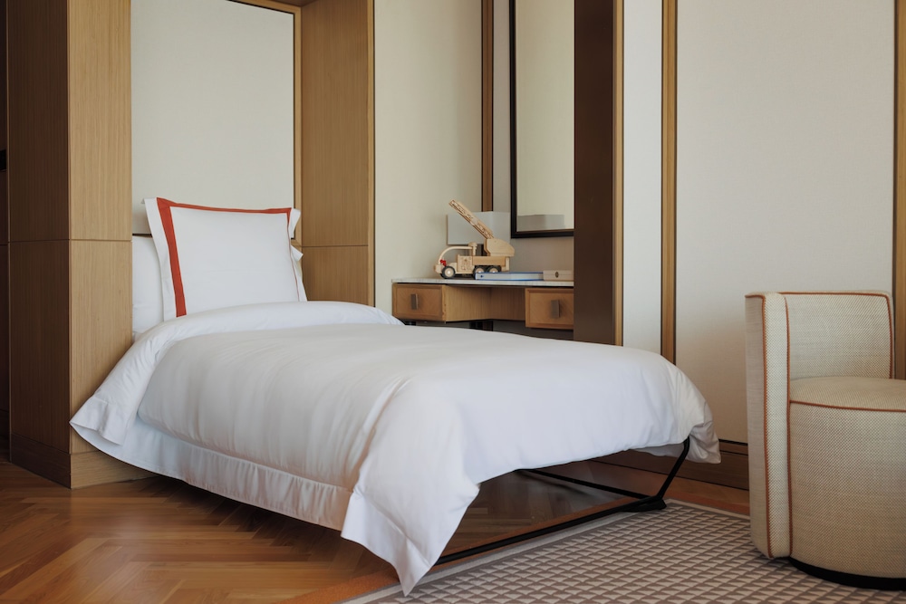 Ocean Family Room with Kids Club Access, Murphy Bed, Second Bathroom and Iconic Burj Al Arab Views photo 3
