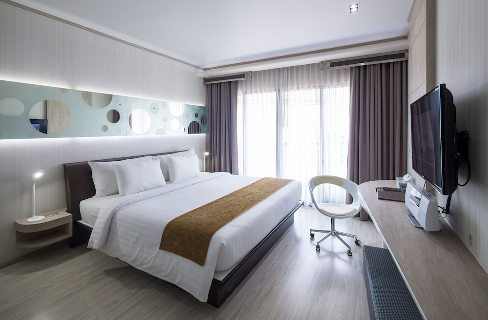 Deluxe Room (Chic Tower) - Photo 2