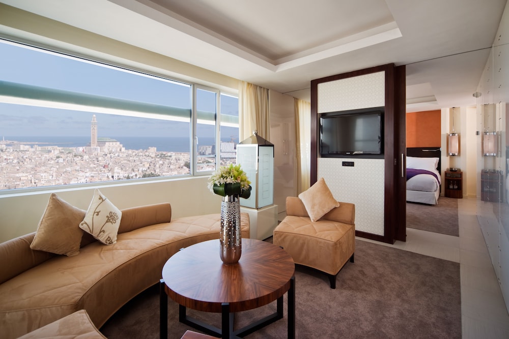 Suite, 1 King Bed - Photo 3