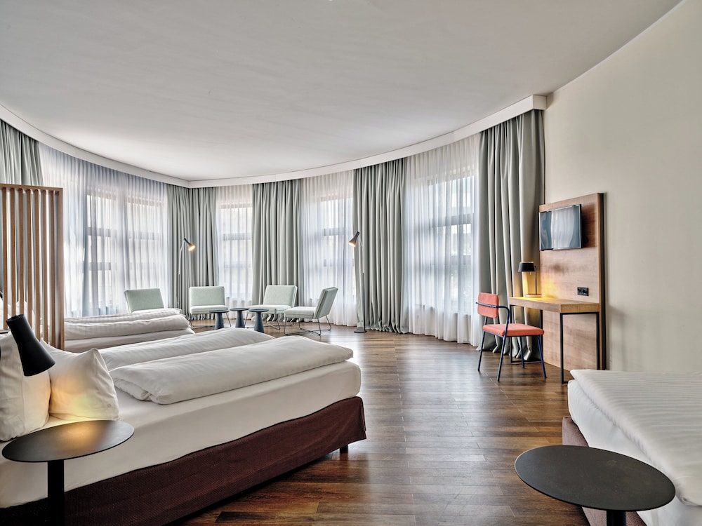 Family Room, 2 Queen Beds, Balcony (Premium)