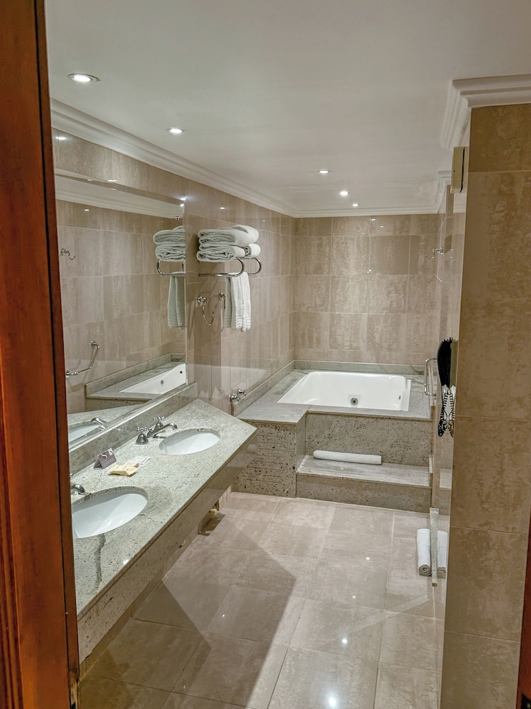 Executive Suite - Photo 5