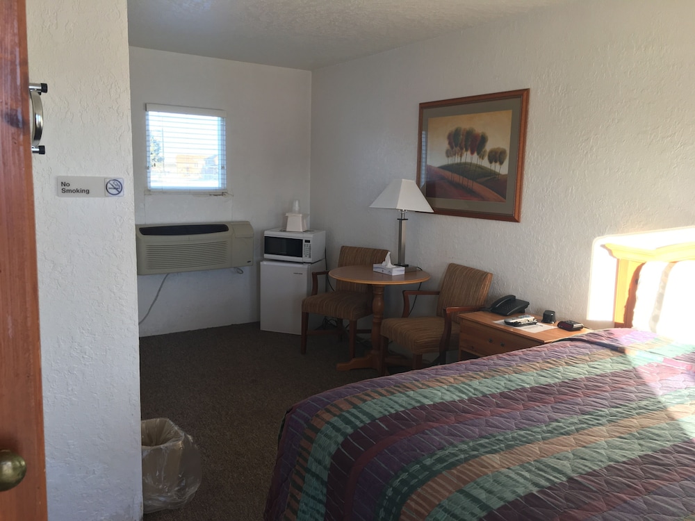 Basic Single Room, 1 Queen Bed, Accessible photo 1