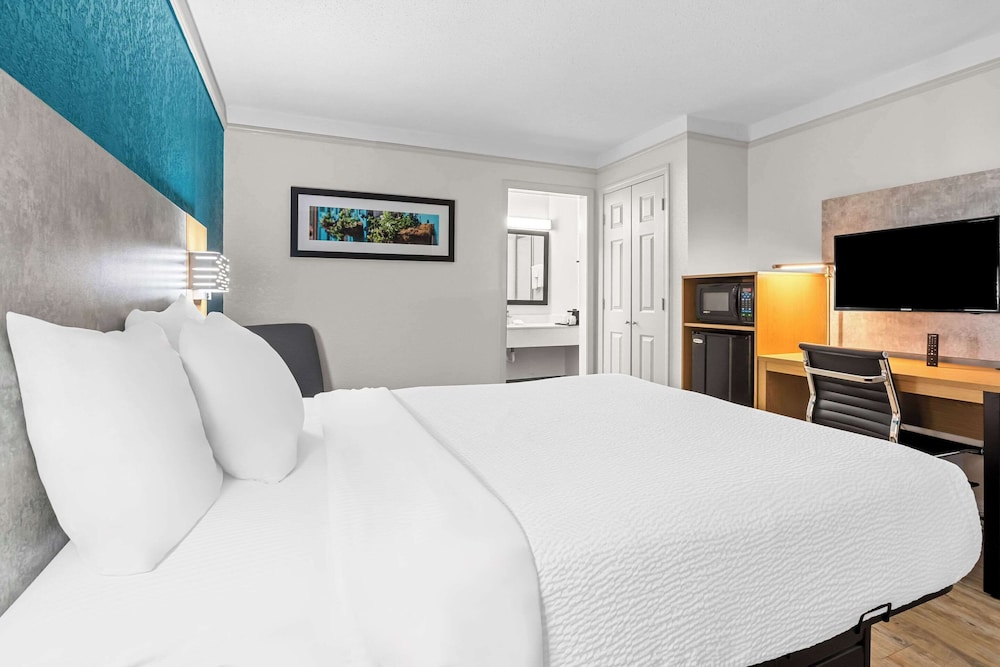 Standard Room, 1 Queen Bed, Non Smoking - Photo 3