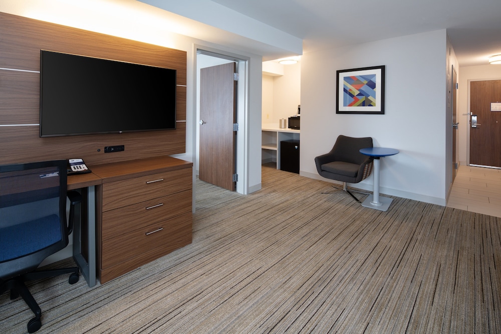 Suite, 1 Bedroom - Photo 1