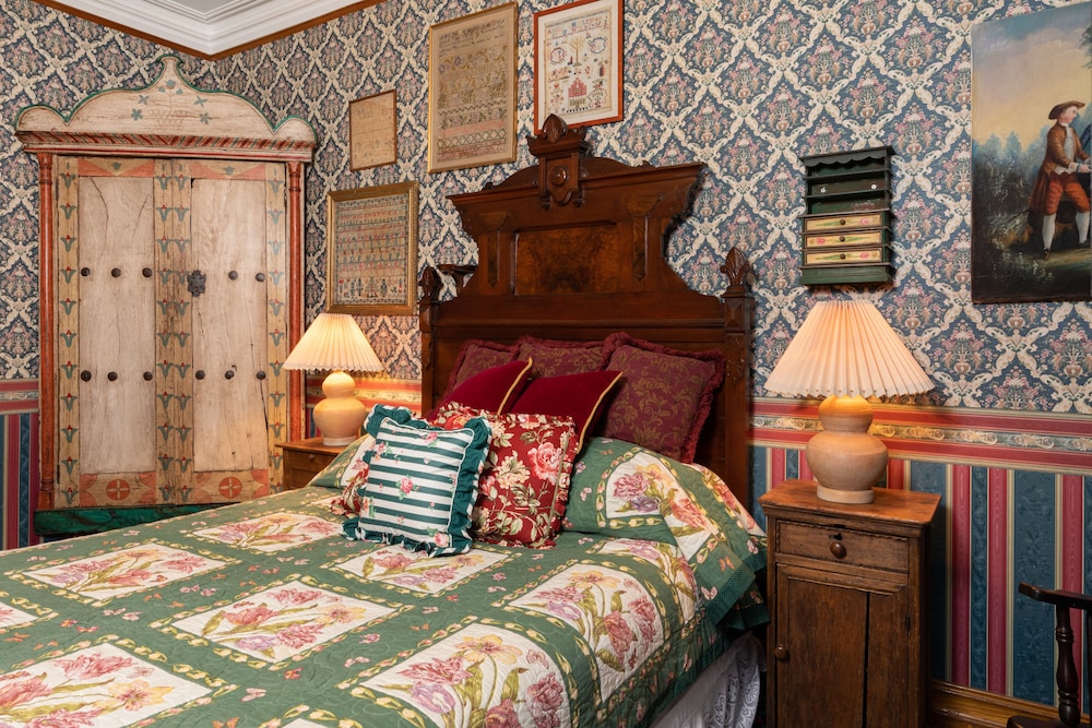 Deluxe Room, 1 Queen Bed, Private Bathroom, Corner photo 1