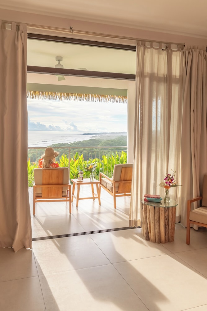 Suite (Flor Blanca, One King Bed)