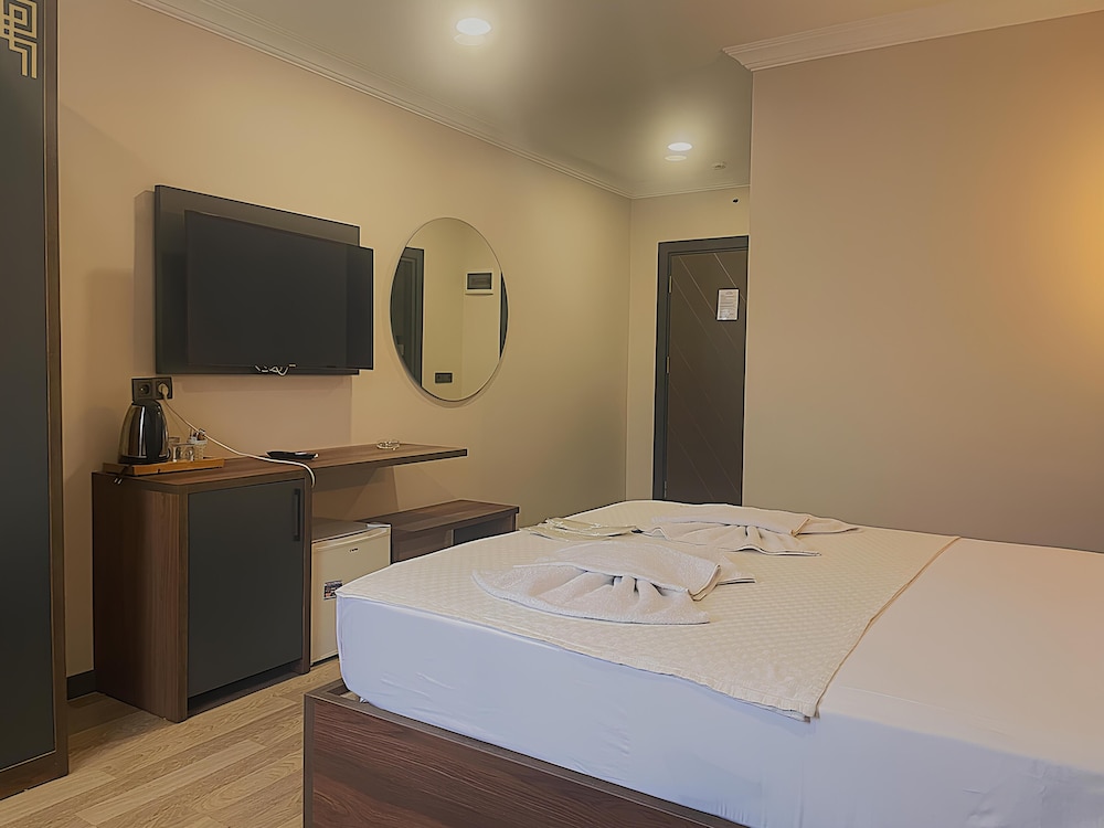 Deluxe Room, 1 Queen Bed photo 2